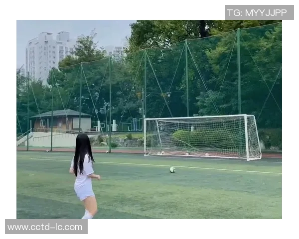 足球明星身材高清照片展示运动魅力与健康生活方式的完美结合